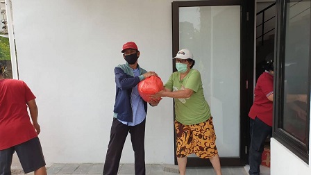 Sebanyak 203 paket sembako yang diambil langsung oleh pak jamsuri ketua rt 07--